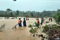 Bộ đội vượt sông để đưa 5 người dân về nhà