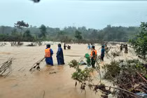 Bộ đội vượt sông để đưa 5 người dân về nhà