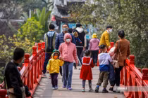 Nhộn nhịp du khách đến các điểm du lịch Thủ Đô