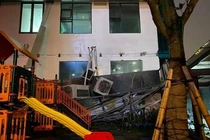 Sập dàn cục điều hoà xuống sân chơi thiếu nhi ở An Bình Plaza Mỹ Đình