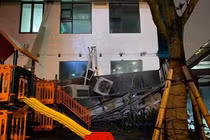 Sập dàn cục điều hoà xuống sân chơi thiếu nhi ở An Bình Plaza Mỹ Đình