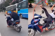 Video: Hú hồn quái xế U50 'diễn xiếc' với xe máy trên đường phố Hà Nội