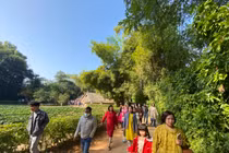 Du khách chen chân về tham quan quê Bác tại di tích Kim Liên