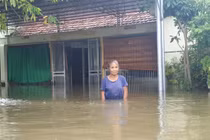 Nghệ An: Mưa lũ làm 7 người chết, xóm làng chìm trong biển nước