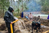 Bộ đội đu ròng rọc qua sông tìm người mất tích ở Trà Leng