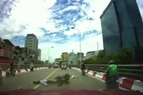 Video: Xe máy vượt ẩu, lấn làn và cái kết