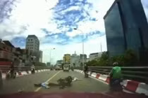 Video: Xe máy vượt ẩu, lấn làn và cái kết