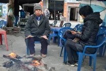 Hà Nội rét sâu, học sinh co ro đi học, phụ huynh đốt lửa sưởi ấm