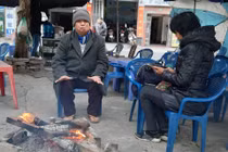 Hà Nội rét sâu, học sinh co ro đi học, phụ huynh đốt lửa sưởi ấm