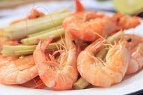 Tôm rất tốt cho sức khỏe nhưng kiểu người này không nên ăn