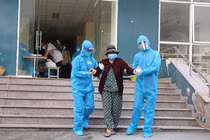 Niềm vui của hàng trăm người hoàn thành cách ly ở TP HCM