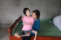 Phú Thọ: Xót thương cháu bé nghèo bị đa dị tật chân tay co quắp