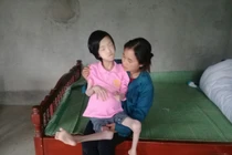 Phú Thọ: Xót thương cháu bé nghèo bị đa dị tật chân tay co quắp