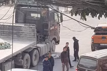 Chở chị đi khám thai, cô gái 17 tuổi bị xe tải đâm tử vong