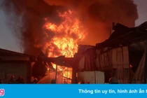 Hơn 20 xe chữa cháy dập lửa kho vật tư rộng 500 m2 ở Đà Nẵng