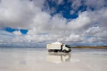 Cận cảnh hồ muối “đắt” nhất hành tinh, quân đội phải canh gác 24/24