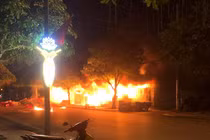 Cháy lớn thiêu rụi 11 gian hàng ở chợ tại Móng Cái