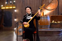 Người đẹp dân tộc Tày mặc áo dài hở lưng