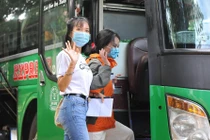 Nghìn người về quê từ vùng dịch, các tỉnh phòng COVID-19 thế nào?