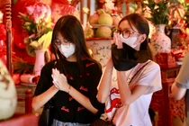 Văn Miếu đông nghịt sĩ tử đến cầu may trước kỳ thi vào lớp 10