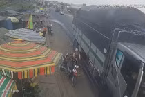 Video: Xe tải vượt ẩu, hất văng 3 mẹ con 