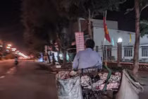 Những phận người nhọc nhằn mưu sinh trong đêm tối