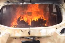 Sau tiếng nổ lửa bao trùm ôtô 7 chỗ, 2 người trong xe chết cháy