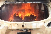 Sau tiếng nổ lửa bao trùm ôtô 7 chỗ, 2 người trong xe chết cháy