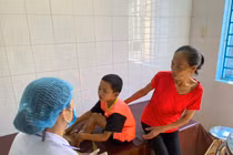 Tiếng khóc xé lòng của cháu bé bị bố tẩm xăng đốt chân