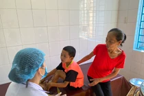 Tiếng khóc xé lòng của cháu bé bị bố tẩm xăng đốt chân