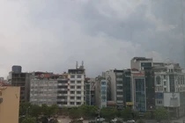 Đang nắng gắt, trời Hà Nội bỗng xám xịt sắp mưa dông lớn 