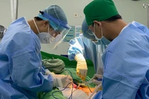 Nam thanh niên trúng đạn lạc xuyên 'của quý'