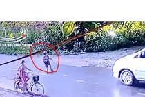 Video: Bé trai bị ô tô cán tử vong do đột ngột băng qua đường