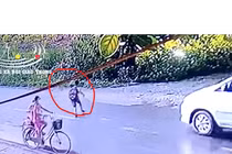 Video: Bé trai bị ô tô cán tử vong do đột ngột băng qua đường
