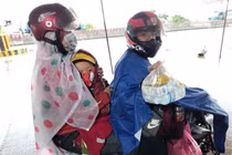 COVID-19: Xót xa những trẻ nhỏ co ro trên xe máy về quê