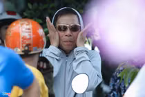 Phụ huynh vã mồ hôi đội nắng 40 độ chờ con trước cổng trường