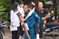 Hình ảnh ấm lòng ngày thi tốt nghiệp THPT 2022 đầu tiên