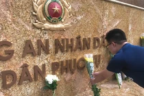 Người dân xúc động đặt hoa tưởng niệm 3 chiến sĩ PCCC hy sinh