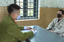 Khởi tố người đàn ông đi xe máy biển 9999 đánh CSGT