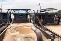 “Cát tặc” trên sông Hồng bị CSGT đường thủy bắt quả tang 