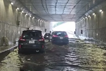 Mưa lớn khiến hầm chui An Sương ở TP.HCM bị ngập