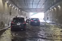 Mưa lớn khiến hầm chui An Sương ở TP.HCM bị ngập