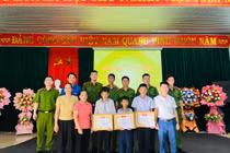 Quảng Bình: Ba em học sinh nhặt được ví tiền tìm người trả lại