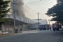 Hiện trường vụ cháy nhà kho rộng gần 10.000 mét vuông ở Bình Dương