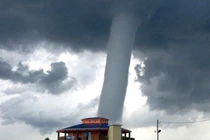 Cận cảnh những vòi rồng khiến con người bạt vía