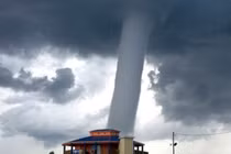 Cận cảnh những vòi rồng khiến con người bạt vía