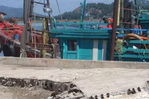 Vớt được cánh máy bay dưới biển Nghệ An