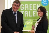  Cô gái Việt Nam nhận giải tài năng ở Đức