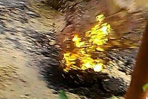 Mặt đường phun lửa, nổ lộp bộp vì... chập điện?