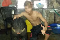  Ngang nhiên khoe “chiến tích” giết gấu lên Facebook